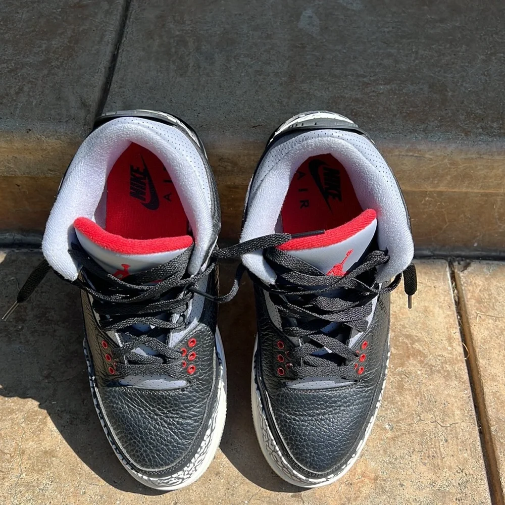 Nike Air Jordan 3 Black Cement 2018 in excellent condition. Men’s size 8.5 - Picture 5 of 9